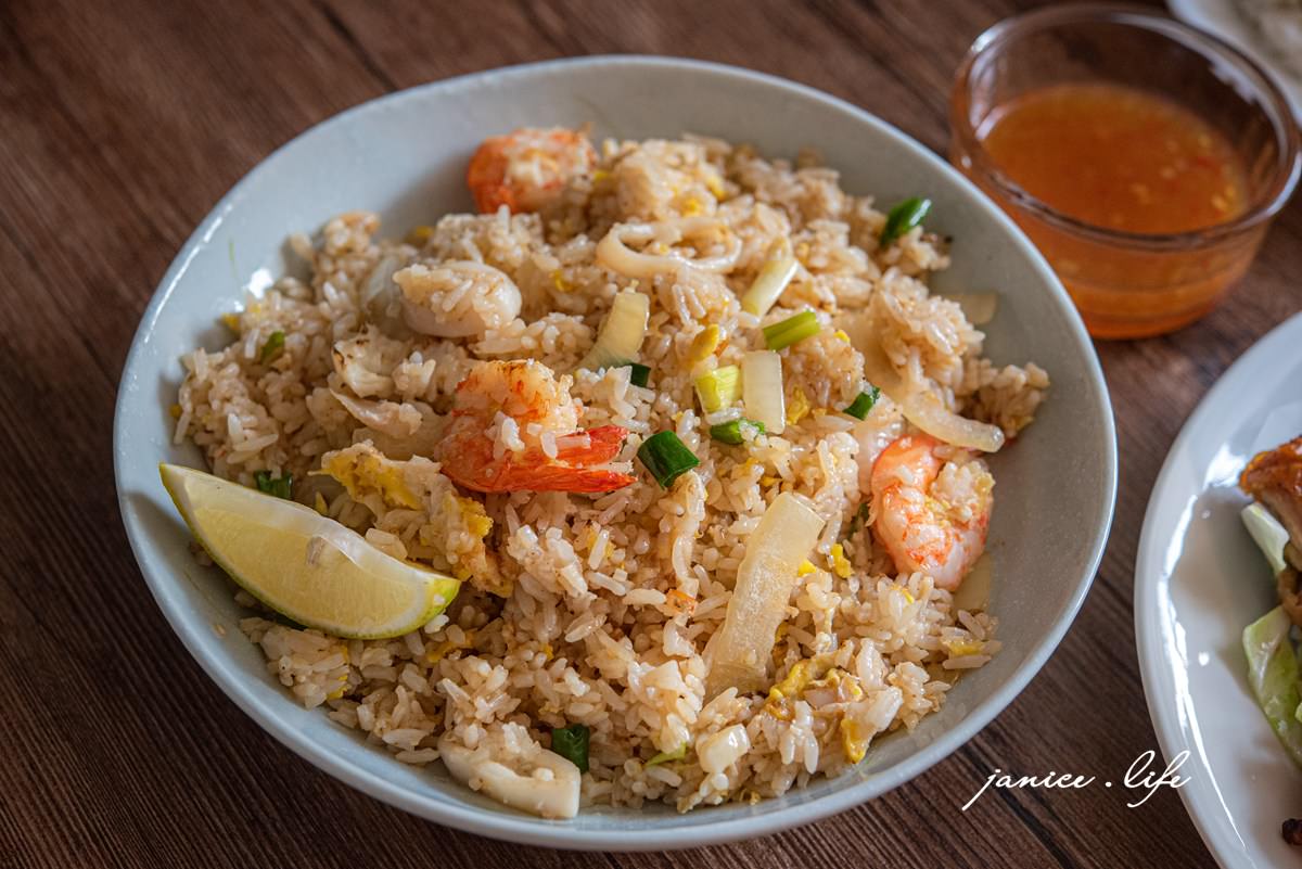 八德美食 八德泰式料理 泰式料理推薦 八德好吃餐廳 雷府SARI ASIH泰式料理 介壽路二段71號 雷府泰式料理菜單 綠咖哩牛飯 海鮮炒飯 椒麻雞 涼拌木瓜