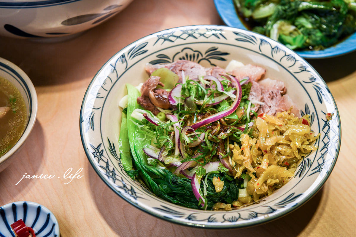桃園美食 牛山 牛肉麵 燒肉飯 桃園牛肉麵 桃園燒肉飯 牛山菜單 潔妮食旅生活 