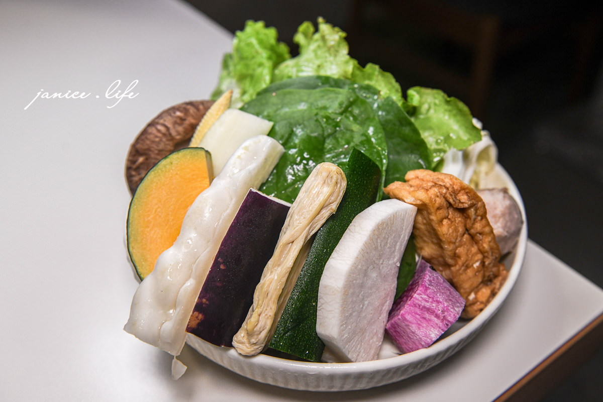 宜蘭美食 宜蘭旅遊 來初鍋物 宜蘭火鍋 素食火鍋 宜蘭素食 來初鍋物停車 來初鍋物菜單 潔妮食旅生活