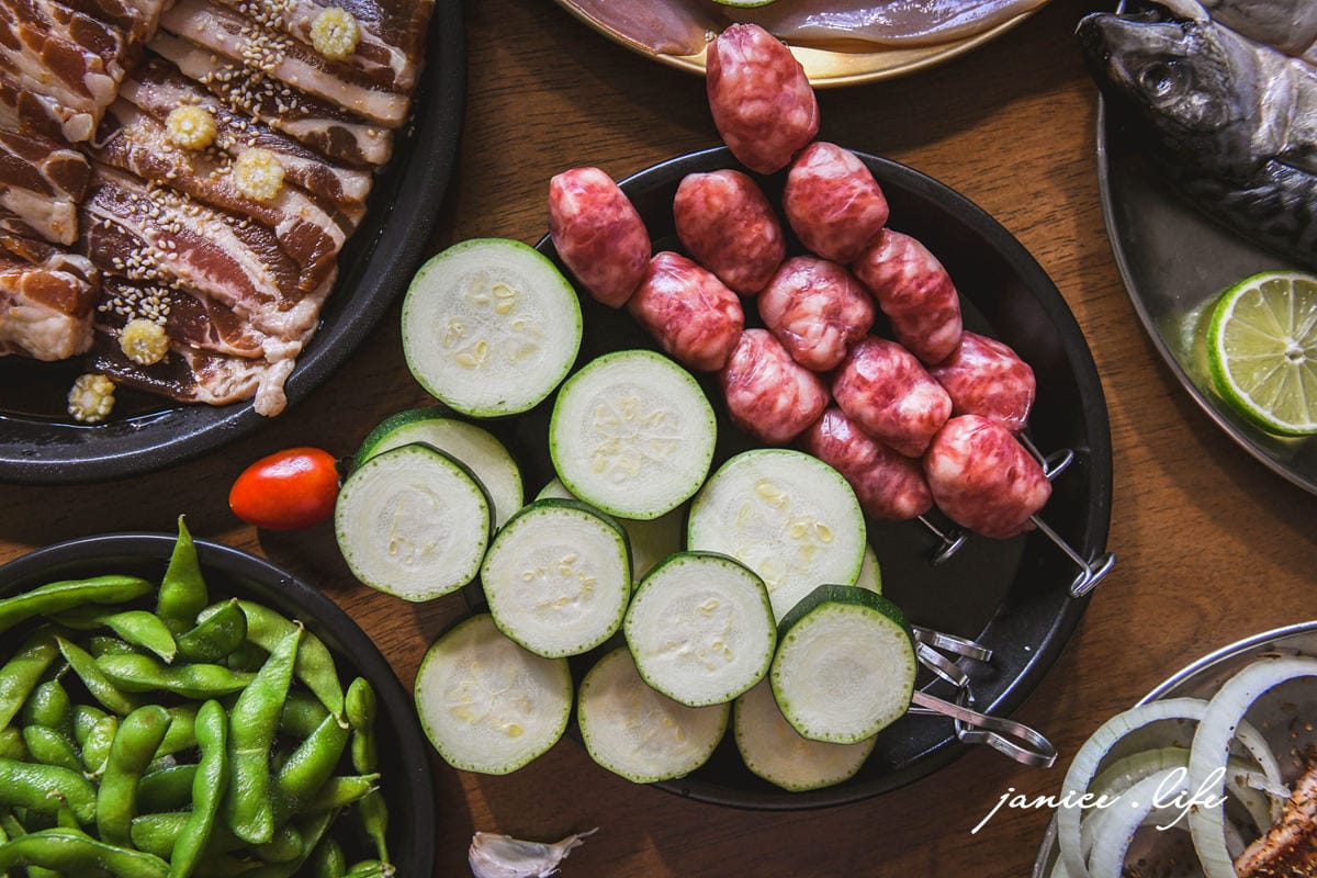 台畜 中秋烤肉組 宅配烤肉組 2024中秋烤肉組 寒舍探索廚房 潔妮食旅生活 中秋烤肉推薦 在家烤肉 韓式烤盤 烤肉組合推薦 露營烤肉 烤肉組合宅配 BBQ 珍珠香腸