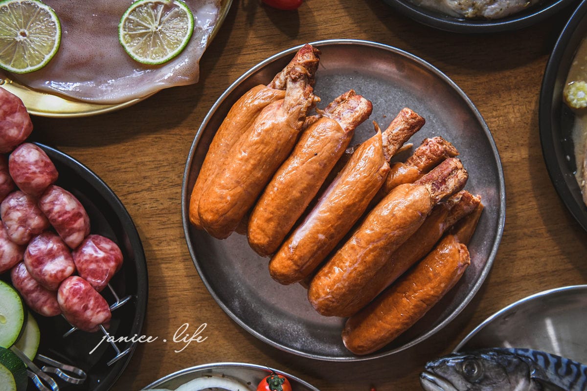 台畜 中秋烤肉組 宅配烤肉組 2024中秋烤肉組 寒舍探索廚房 潔妮食旅生活 中秋烤肉推薦 在家烤肉 韓式烤盤 烤肉組合推薦 露營烤肉 烤肉組合宅配 BBQ 帶骨德式香腸
