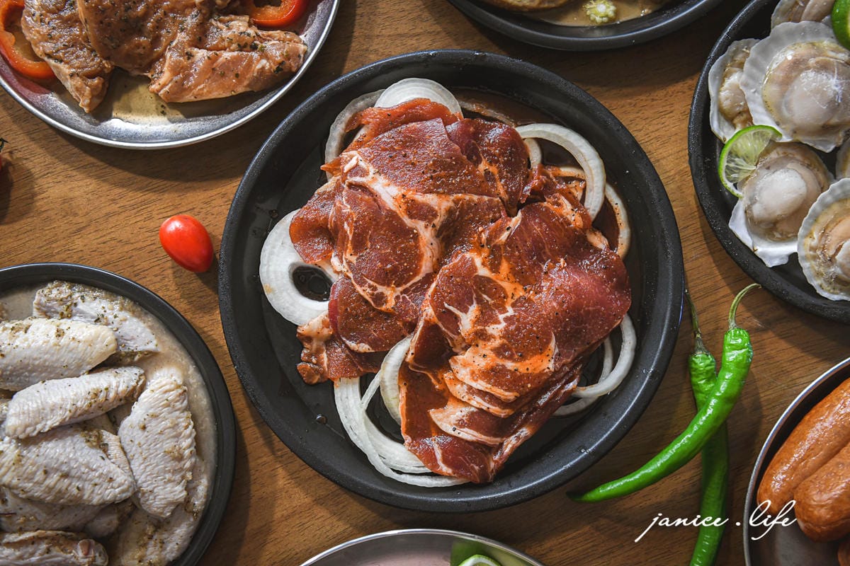 台畜 中秋烤肉組 宅配烤肉組 2024中秋烤肉組 寒舍探索廚房 潔妮食旅生活 中秋烤肉推薦 在家烤肉 韓式烤盤 烤肉組合推薦 露營烤肉 烤肉組合宅配 BBQ 胡椒梅花燒豬