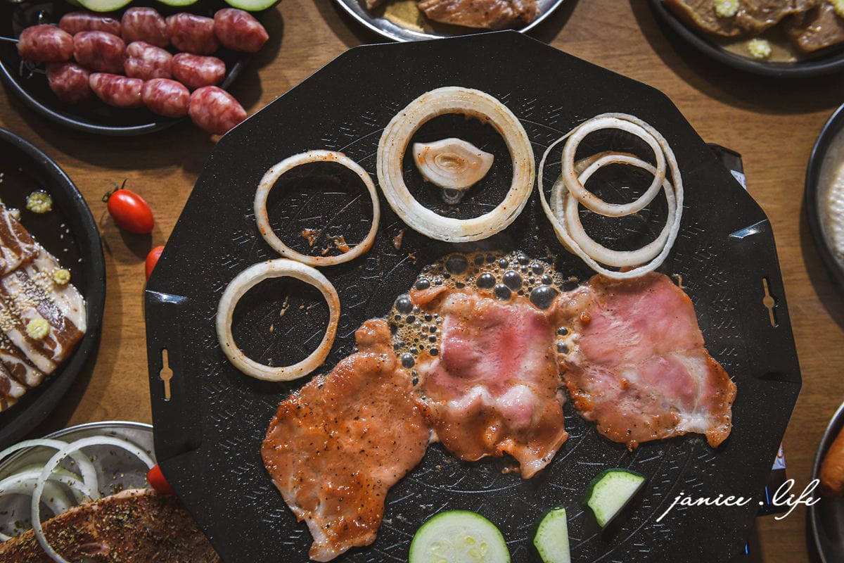 台畜 中秋烤肉組 宅配烤肉組 2024中秋烤肉組 寒舍探索廚房 潔妮食旅生活 中秋烤肉推薦 在家烤肉 韓式烤盤 烤肉組合推薦 露營烤肉 烤肉組合宅配 BBQ 胡椒梅花燒豬