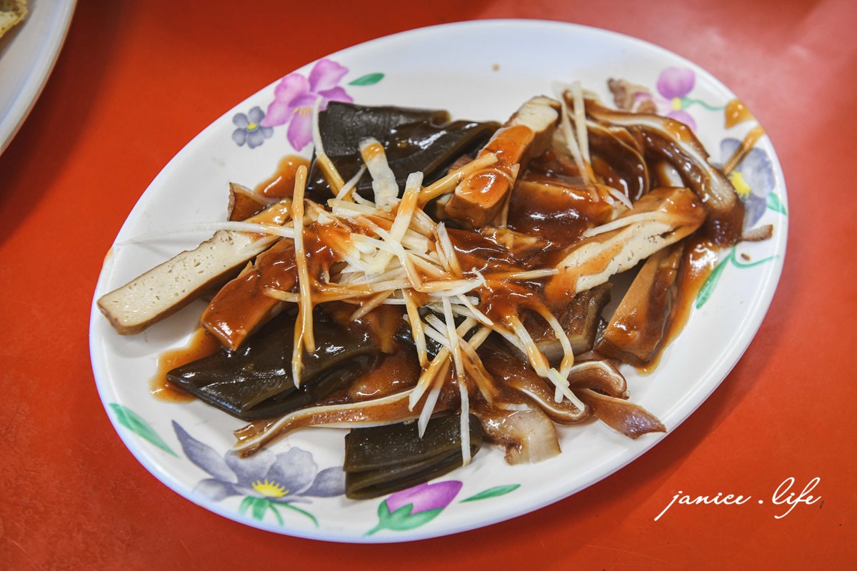 台東美食 關山臭豆腐 台東臭豆腐 關山景點 關山臭豆腐停車 關山美食 台東美食 潔妮食旅生活