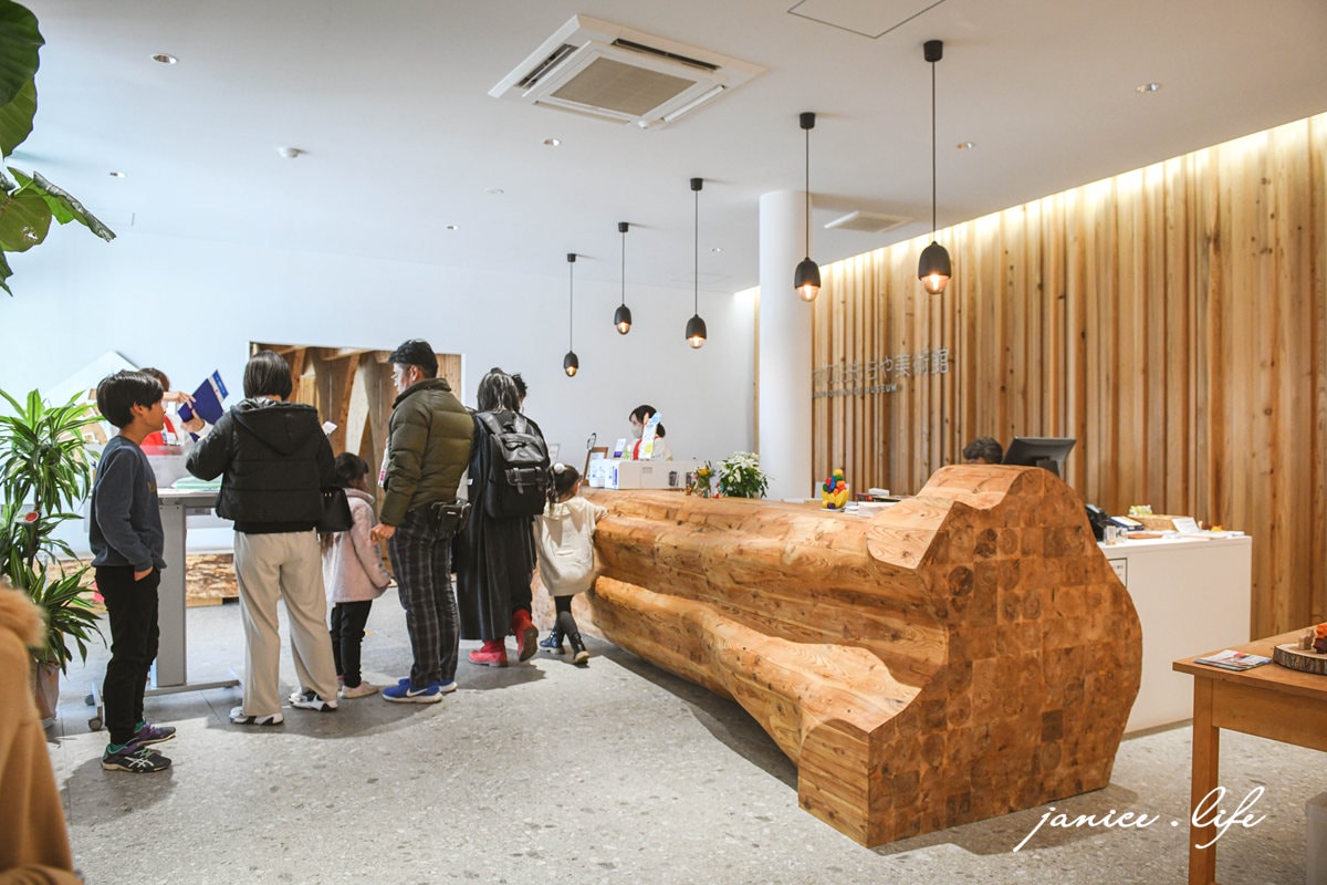 德島豐富的森林，帶來了美麗的森林景觀、保護人們的生命免受災害以及生產木材、各種木製產品等，因此美術館期望大人與小孩，都能透過再美術館裡玩耍的過程，認識樹木的相關知識、以及徳島縣獨特的樹木文化。