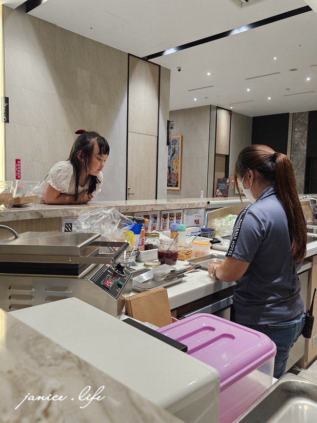 台中住宿飯店推薦 台中飯店推薦 台中親子飯店 台中鳳凰酒店 台中鳳凰酒店停車 台中鳳凰酒店早午餐 鳳凰食號 卡樂客房 台中鳳凰酒店地址 潔妮食旅生活 台中旅遊 台中行程 