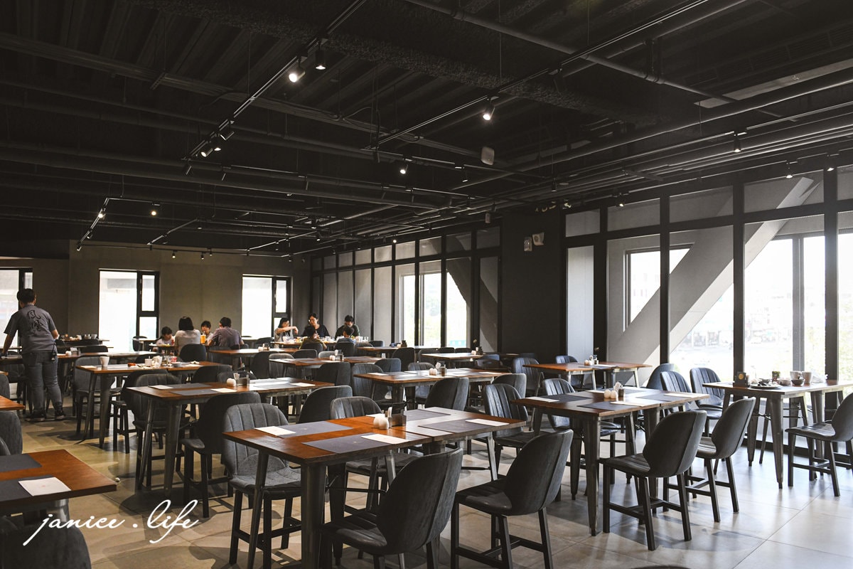 台中住宿飯店推薦 台中飯店推薦 台中親子飯店 台中鳳凰酒店 台中鳳凰酒店停車 台中鳳凰酒店早午餐 鳳凰食號 卡樂客房 台中鳳凰酒店地址 潔妮食旅生活 台中旅遊 台中行程 