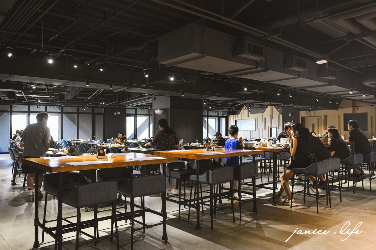 台中住宿飯店推薦 台中飯店推薦 台中親子飯店 台中鳳凰酒店 台中鳳凰酒店停車 台中鳳凰酒店早午餐 鳳凰食號 卡樂客房 台中鳳凰酒店地址 潔妮食旅生活 台中旅遊 台中行程 