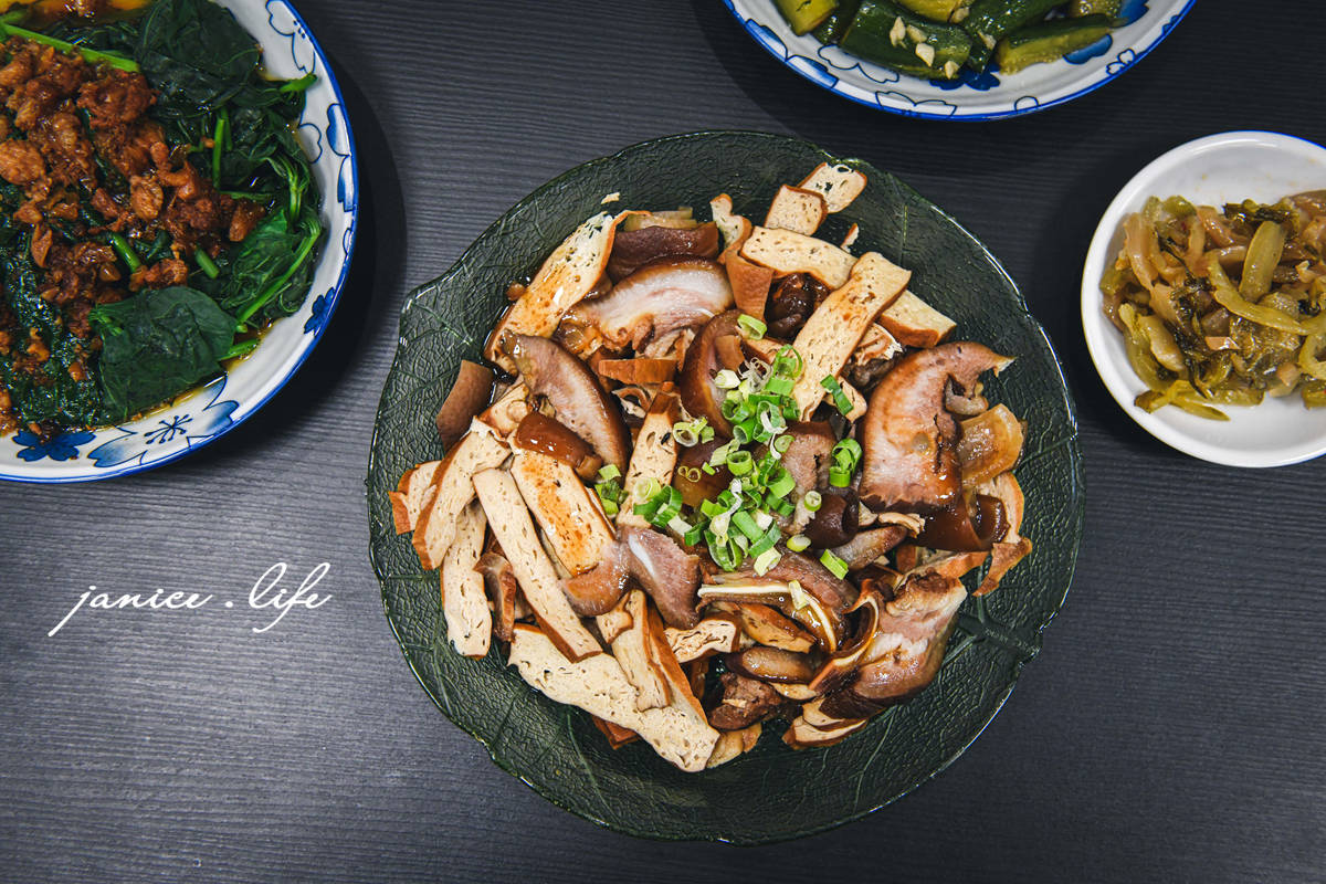 茶香紅烏龍牛肉麵 天來茶園 阿美姊牛肉麵 台東鹿野 鹿野高台 手工紅烏龍麵條 台東牛肉麵 潔妮食旅生活 伴手禮 台東紅烏龍 阿美姊牛肉麵菜單
