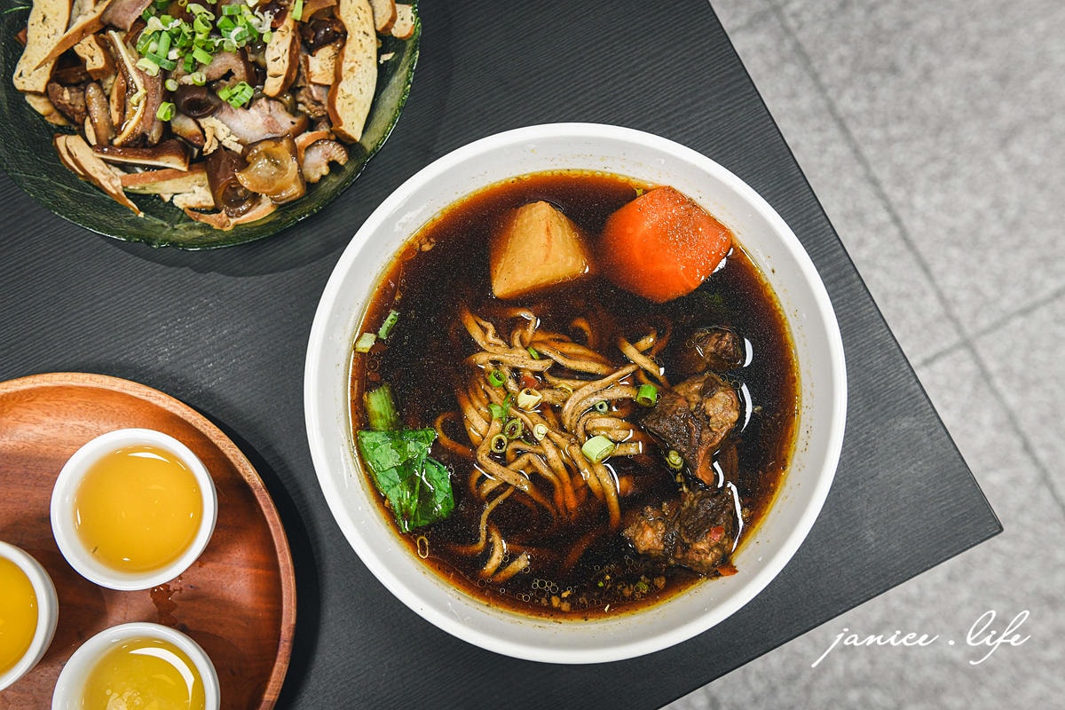 茶香紅烏龍牛肉麵 天來茶園 阿美姊牛肉麵 台東鹿野 鹿野高台 手工紅烏龍麵條 台東牛肉麵 潔妮食旅生活 伴手禮 台東紅烏龍 阿美姊牛肉麵菜單