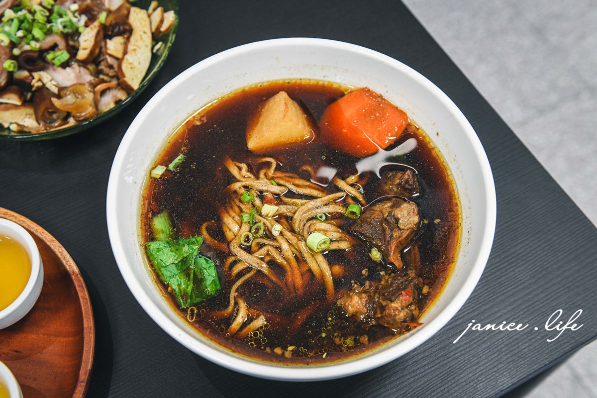 茶香紅烏龍牛肉麵 天來茶園 阿美姊牛肉麵 台東鹿野 鹿野高台 手工紅烏龍麵條 台東牛肉麵 潔妮食旅生活 伴手禮 台東紅烏龍 阿美姊牛肉麵菜單