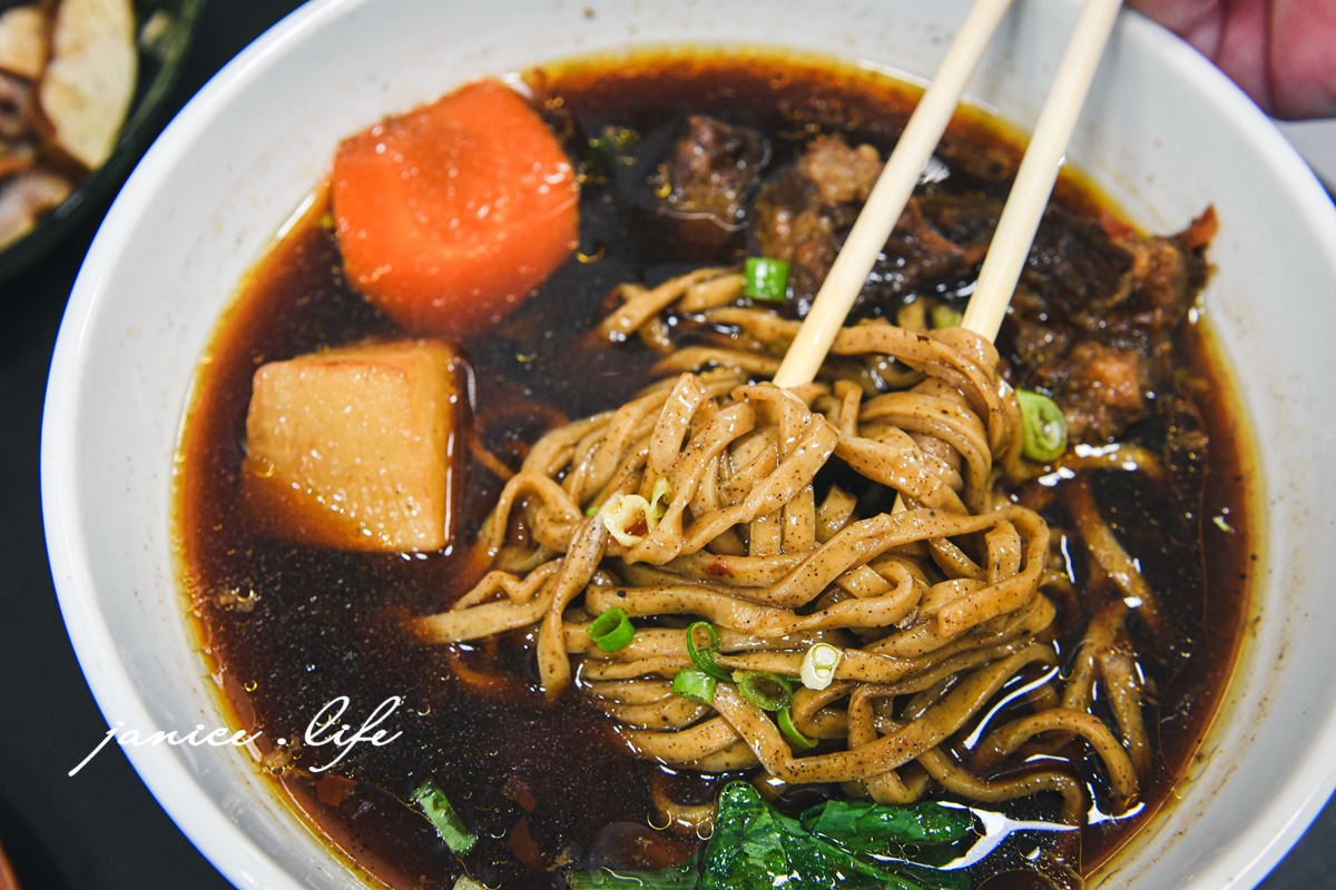 茶香紅烏龍牛肉麵 天來茶園 阿美姊牛肉麵 台東鹿野 鹿野高台 手工紅烏龍麵條 台東牛肉麵 潔妮食旅生活 伴手禮 台東紅烏龍 阿美姊牛肉麵菜單