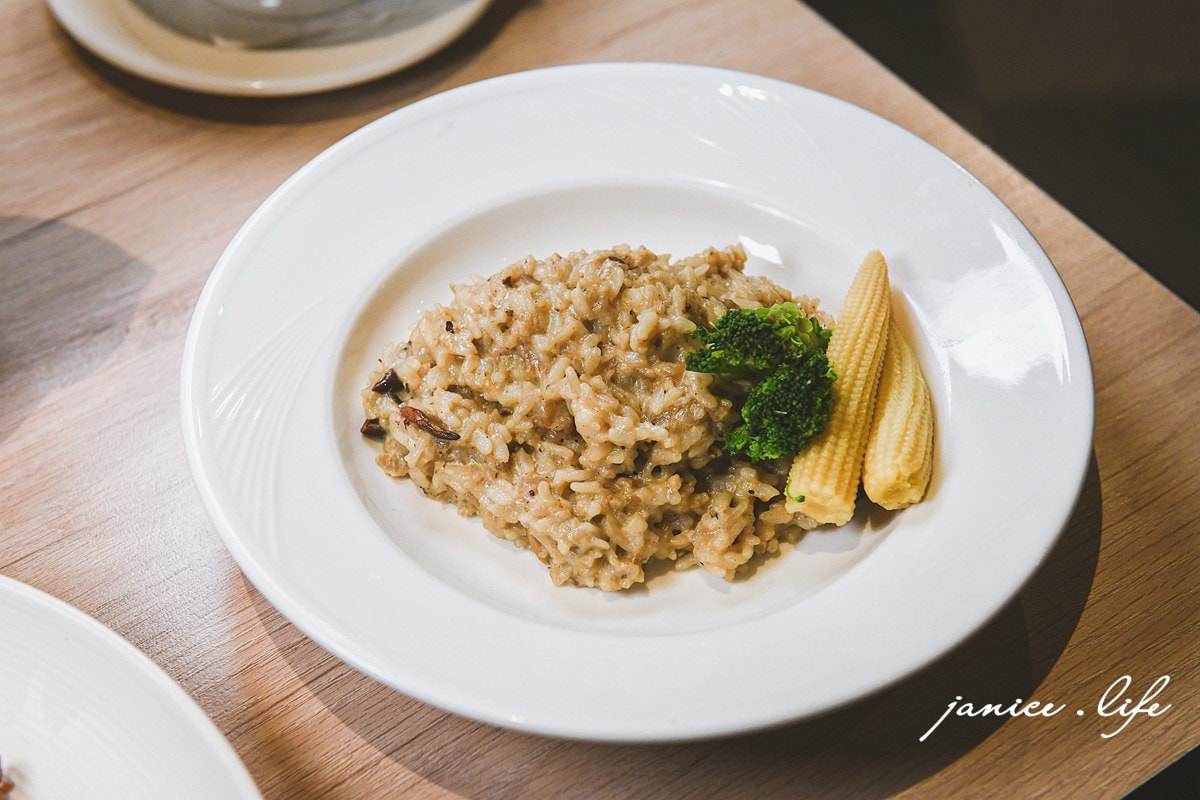 瀧厚炙燒熟成牛排 苗栗頭份美食 瀧厚炙燒熟成牛排菜單 瀧厚炙燒熟成牛排訂位 瀧厚炙燒熟成牛排推薦 戰斧豬排 和牛牛排 潔妮食旅生活 苗栗美食 苗栗旅遊 苗栗大潤發美食
