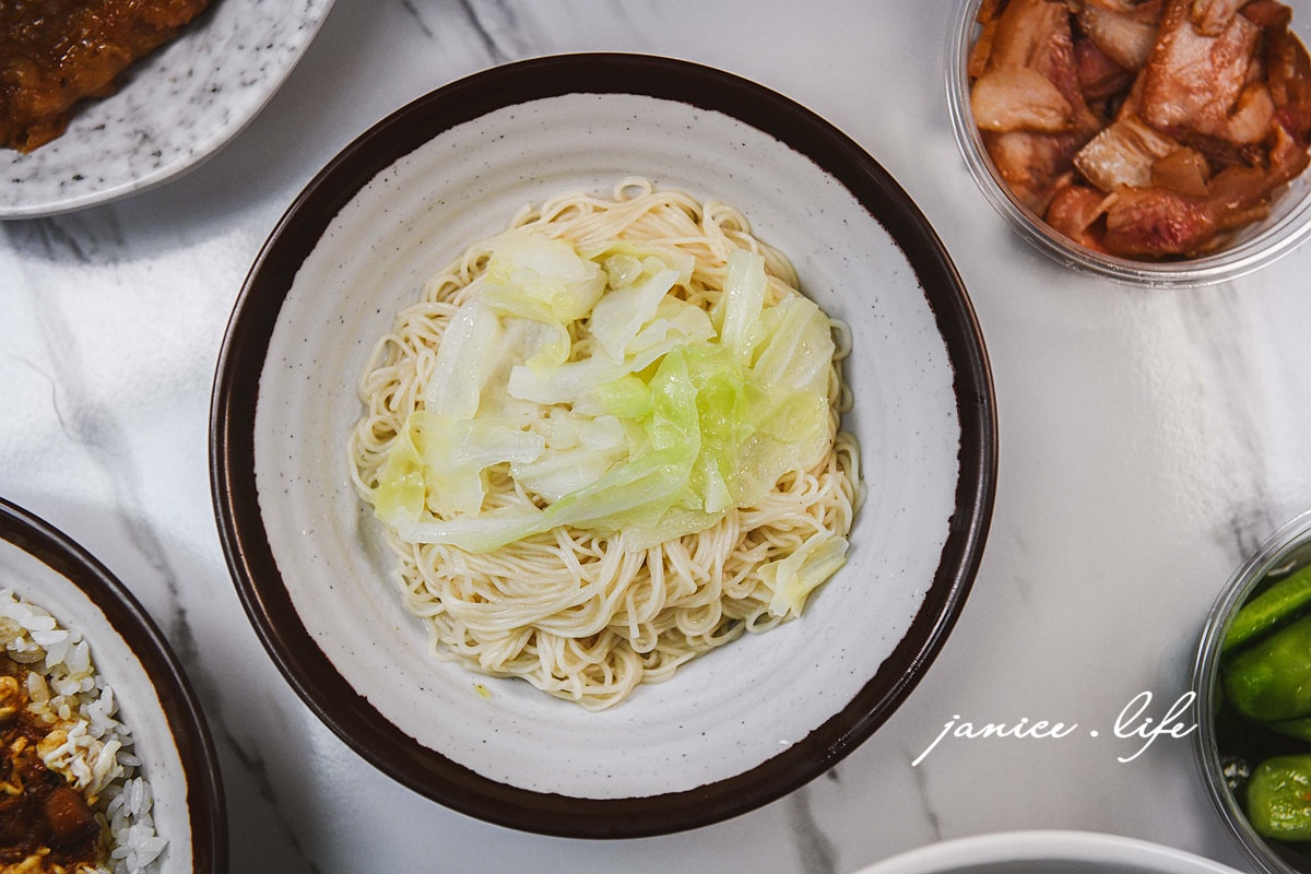 板橋美食 村村食堂 板橋小吃 現沖牛肉湯 雞魯飯 金門麵線 村村食堂菜單 潔妮食旅生活 新北市板橋區中山路二段229號 新北美食 新北旅遊