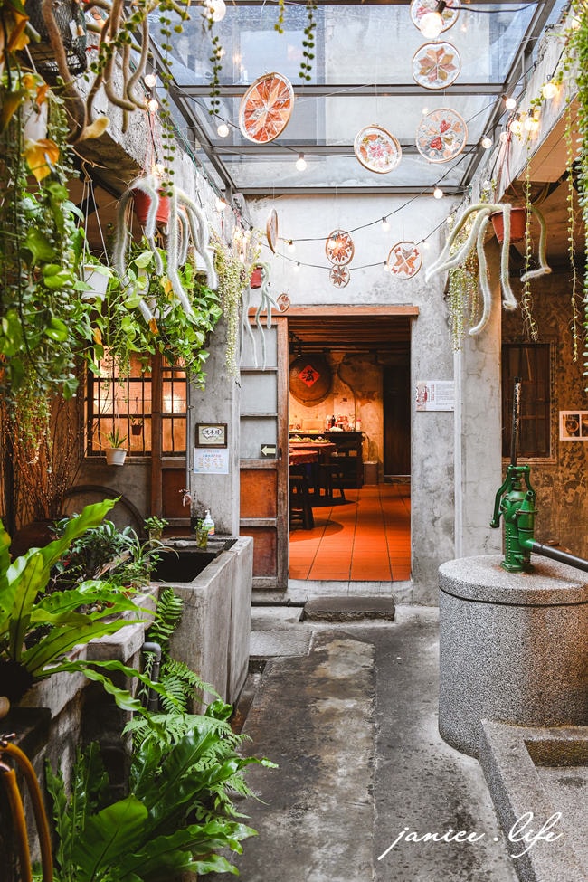 大溪美食 隱灶腳百年老厝餐館 大溪聚餐餐廳推薦 桃園聚餐餐廳推薦 台菜料理 辦桌菜 隱灶腳百年老厝餐館停車 隱灶腳百年老厝餐館位置 隱灶腳百年老厝餐館菜單 潔妮食旅生活 大溪老城區第一家民宿 秘境41民宿 隱花園景觀咖啡餐廳 好客民宿 秘境 大溪民宿 大溪住宿 大溪老街 桃園住宿 桃園大溪景觀咖啡 大溪老城四季行館 、隱花園咖啡廳