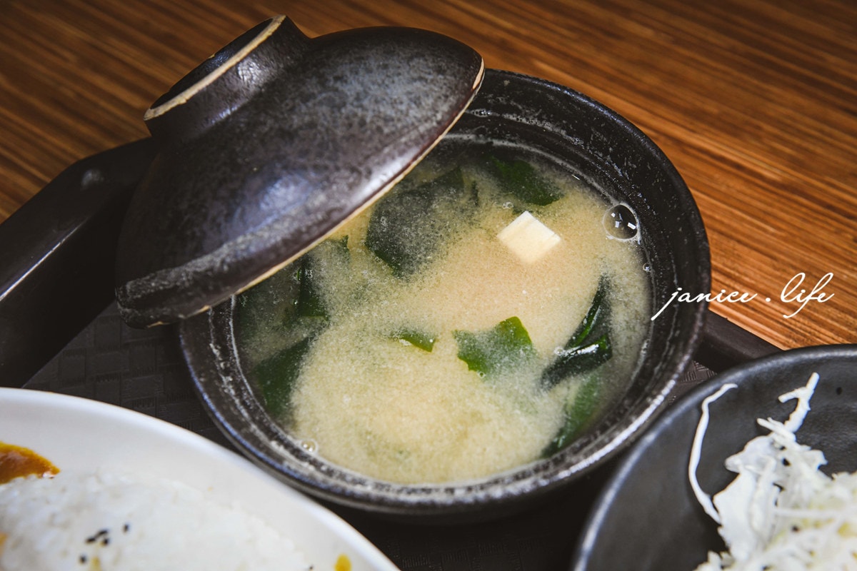 鐵花小路美食堂 台東美食 台東日式豬排 台東必吃 台東市區美食 台東在地人推薦 台東旅遊 潔妮食旅生活 台東市安慶街147號 鐵花小路美食堂菜單