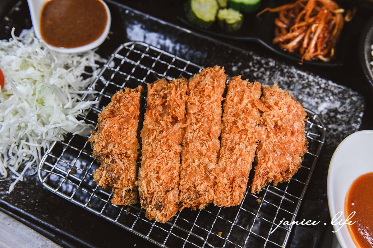 鐵花小路美食堂 台東美食 台東日式豬排 台東必吃 台東市區美食 台東在地人推薦 台東旅遊 潔妮食旅生活 台東市安慶街147號 鐵花小路美食堂菜單