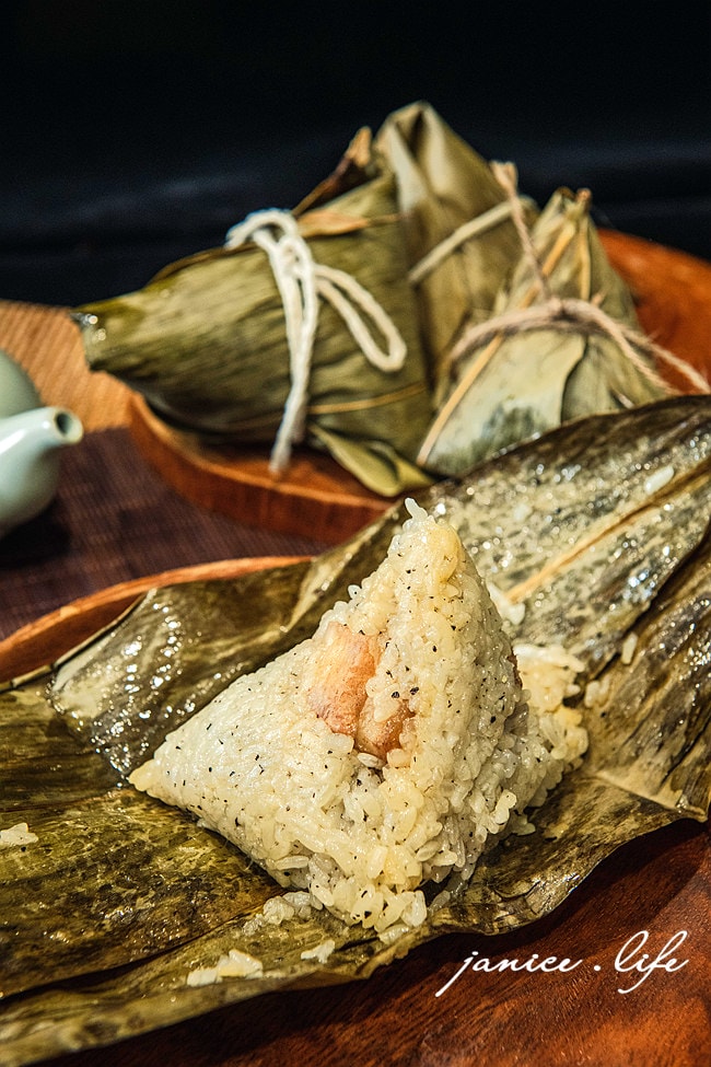 端午節粽子 漢來美食 大禮包粽禮盒 端午節禮盒 粽子禮盒 2025粽推薦 宅配美食 潔妮食旅生活 台式一品粽 松露富貴粽 紫米燕麥綠豆粽 端午節送禮推薦 宅配美食 宅美食 漢來大禮包粽禮盒 漢來大飯店、肉粽、綠豆粽、松露粽、台式一品粽、紫米燕麥綠豆粽、松露富貴粽、粽子推薦、端午節粽子、粽子、五星粽子推薦、漢來粽子、南部粽推薦、宅美食、宅配、五星主廚、五星飯店美食、2025端午節粽子、端午節粽子預購、網購肉粽推薦、南部肉粽宅配推薦、肉粽購買