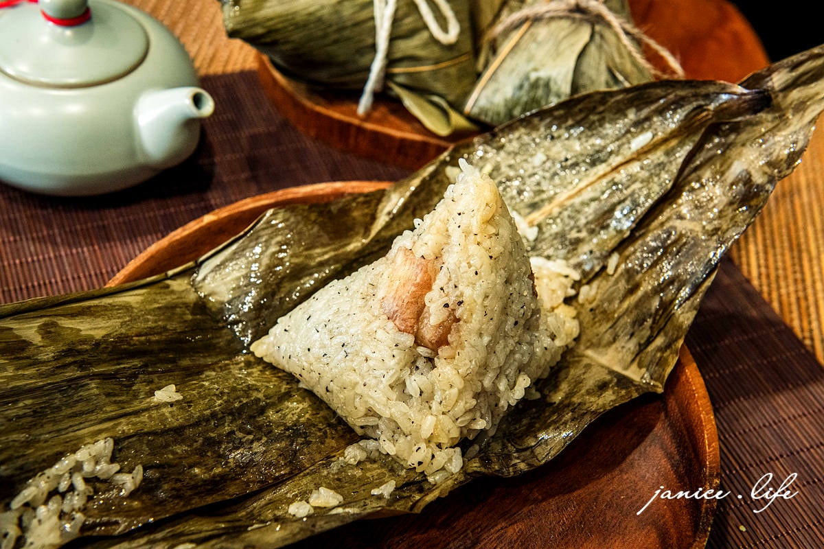 端午節粽子 漢來美食 大禮包粽禮盒 端午節禮盒 粽子禮盒 2025粽推薦 宅配美食 潔妮食旅生活 台式一品粽 松露富貴粽 紫米燕麥綠豆粽 端午節送禮推薦 宅配美食 宅美食 漢來大禮包粽禮盒 漢來大飯店、肉粽、綠豆粽、松露粽、台式一品粽、紫米燕麥綠豆粽、松露富貴粽、粽子推薦、端午節粽子、粽子、五星粽子推薦、漢來粽子、南部粽推薦、宅美食、宅配、五星主廚、五星飯店美食、2025端午節粽子、端午節粽子預購、網購肉粽推薦、南部肉粽宅配推薦、肉粽購買