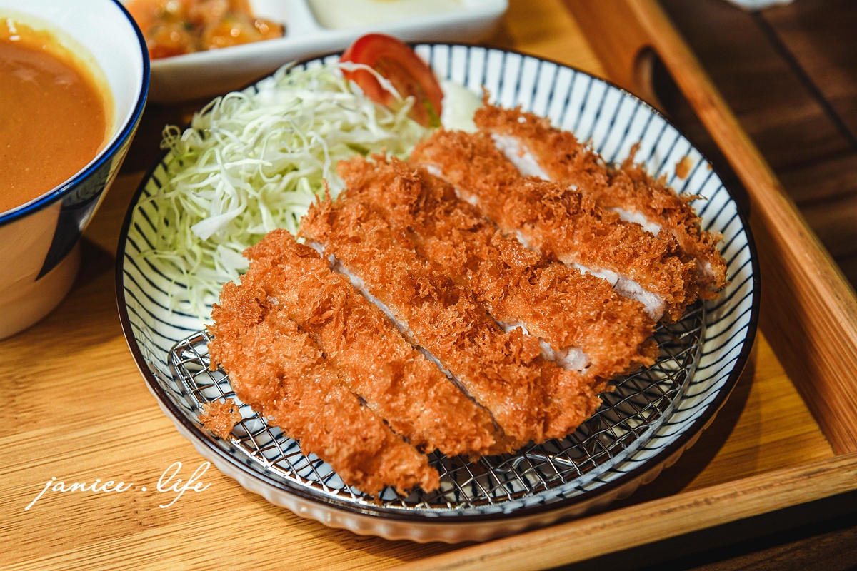 八德美食|享食和風料理|日式炸豬排.料超多的海鮮烏龍麵|興仁夜市旁餐廳推薦 - 第11張圖 享食和風料理 享食和風料理菜單 八德美食 八德擴大重劃區美食 八德日式料理 八德日式豬排 潔妮食旅生活 興仁花園夜市附近美食餐廳 桃園市八德區長興路72號 寵物友善 親子友善 炸豬排咖哩 日式唐揚雞 海鮮烏龍麵