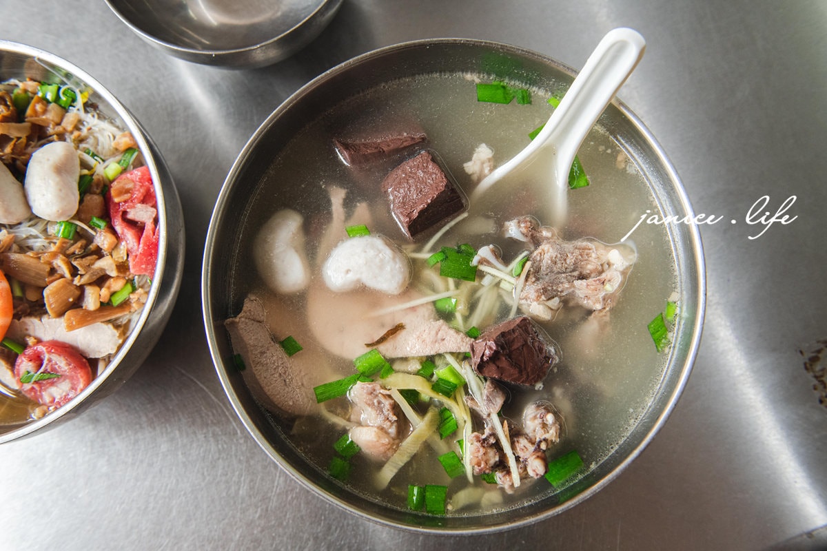 金花點心攤新市店 台南新市美食 金花點心攤菜單 金花綜合湯 新化美食 新市麵攤 潔妮食旅生活 綜合湯