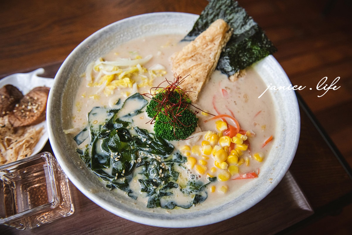 新竹峨眉|世界幸福咖啡總店 幸福坊|純素蔬食料理|峨眉湖畔景觀餐廳|寵物可入內 - 第20張圖 新竹峨眉 新竹峨眉景點 新竹峨眉咖啡 世界幸福咖啡總店快樂咖啡坊 世界幸福咖啡總店菜單 世界幸福咖啡總店停車 峨眉湖畔景觀餐廳 新竹素時蔬食餐廳 新竹寵物友善 潔妮食旅生活 新竹縣峨眉鄉快樂路7號