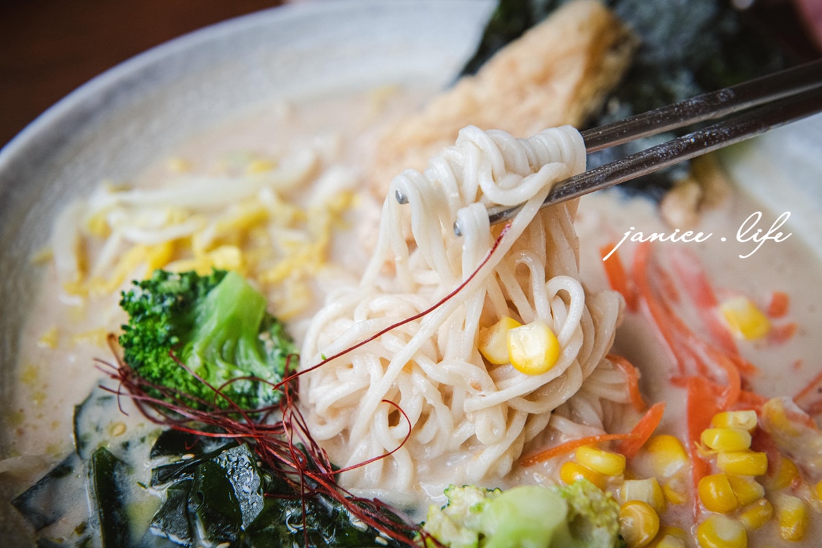 新竹峨眉|世界幸福咖啡總店 幸福坊|純素蔬食料理|峨眉湖畔景觀餐廳|寵物可入內 - 第21張圖 新竹峨眉 新竹峨眉景點 新竹峨眉咖啡 世界幸福咖啡總店快樂咖啡坊 世界幸福咖啡總店菜單 世界幸福咖啡總店停車 峨眉湖畔景觀餐廳 新竹素時蔬食餐廳 新竹寵物友善 潔妮食旅生活 新竹縣峨眉鄉快樂路7號