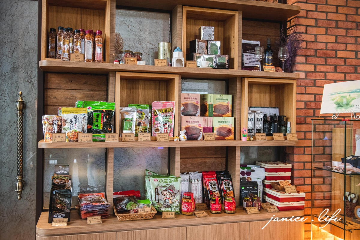 新竹峨眉 新竹峨眉景點 新竹峨眉咖啡 世界幸福咖啡總店快樂咖啡坊 世界幸福咖啡總店菜單 世界幸福咖啡總店停車 峨眉湖畔景觀餐廳 新竹素時蔬食餐廳 新竹寵物友善 潔妮食旅生活 新竹縣峨眉鄉快樂路7號