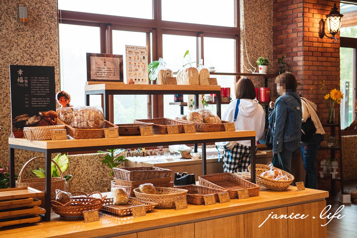 新竹峨眉 新竹峨眉景點 新竹峨眉咖啡 世界幸福咖啡總店快樂咖啡坊 世界幸福咖啡總店菜單 世界幸福咖啡總店停車 峨眉湖畔景觀餐廳 新竹素時蔬食餐廳 新竹寵物友善 潔妮食旅生活 新竹縣峨眉鄉快樂路7號