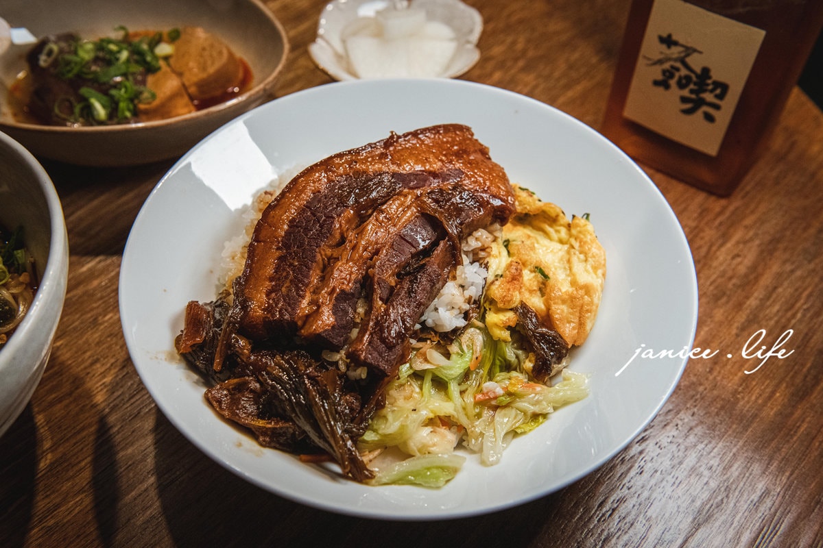 新北鶯歌美食 薟喫 薟喫菜單 新北鶯歌餐廳推薦 梅干控肉販 皮蛋芝麻醬拌麵 潔妮食旅生活