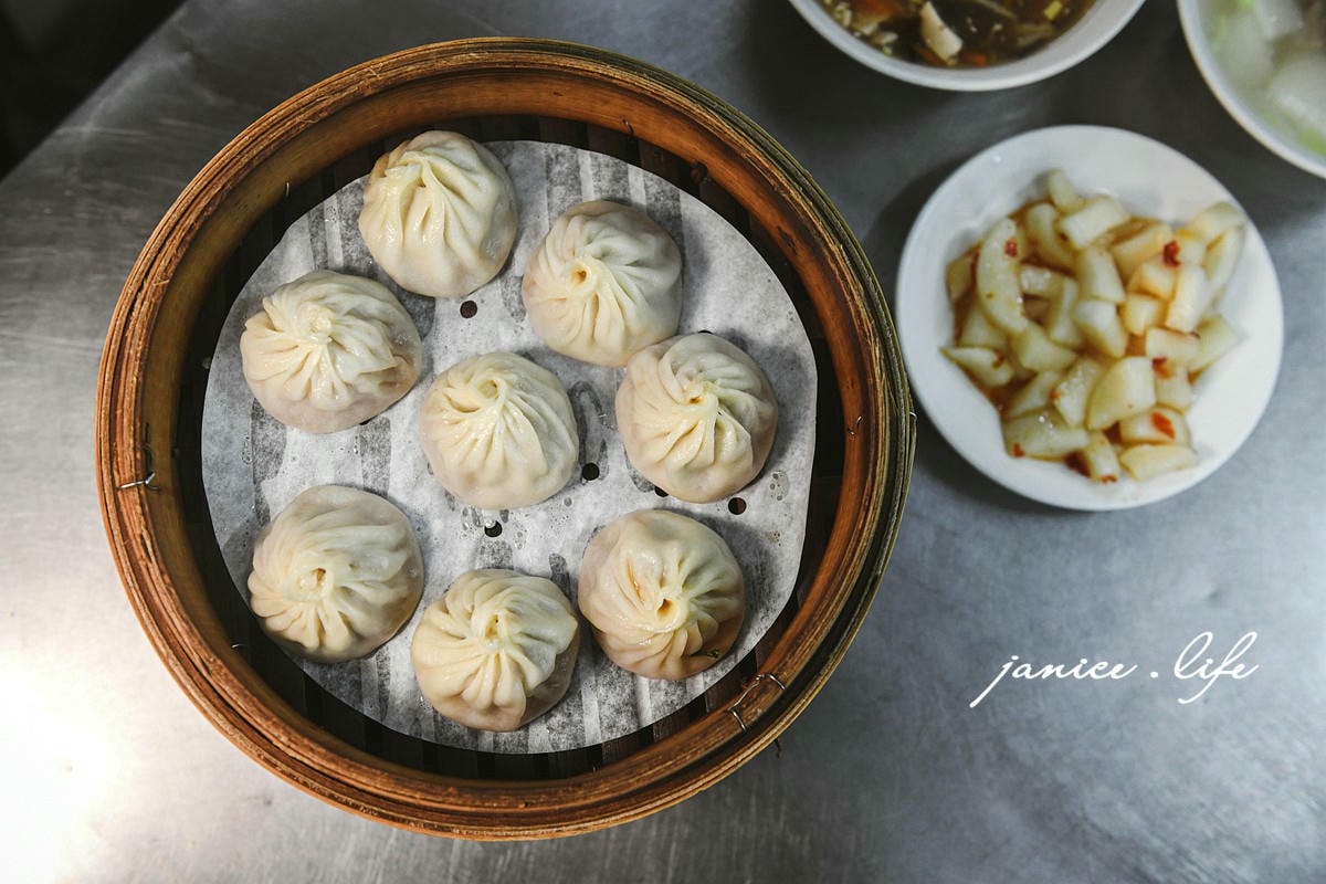 嘉義美食 豆豆小籠湯包蒸餃 嘉義鼎泰豐 小籠湯包 蒸餃 平價版鼎泰豐 豆豆小籠湯包蒸餃菜單 豆豆小籠湯包蒸餃營業時間 潔妮食旅生活 嘉義市東區芳安路229號