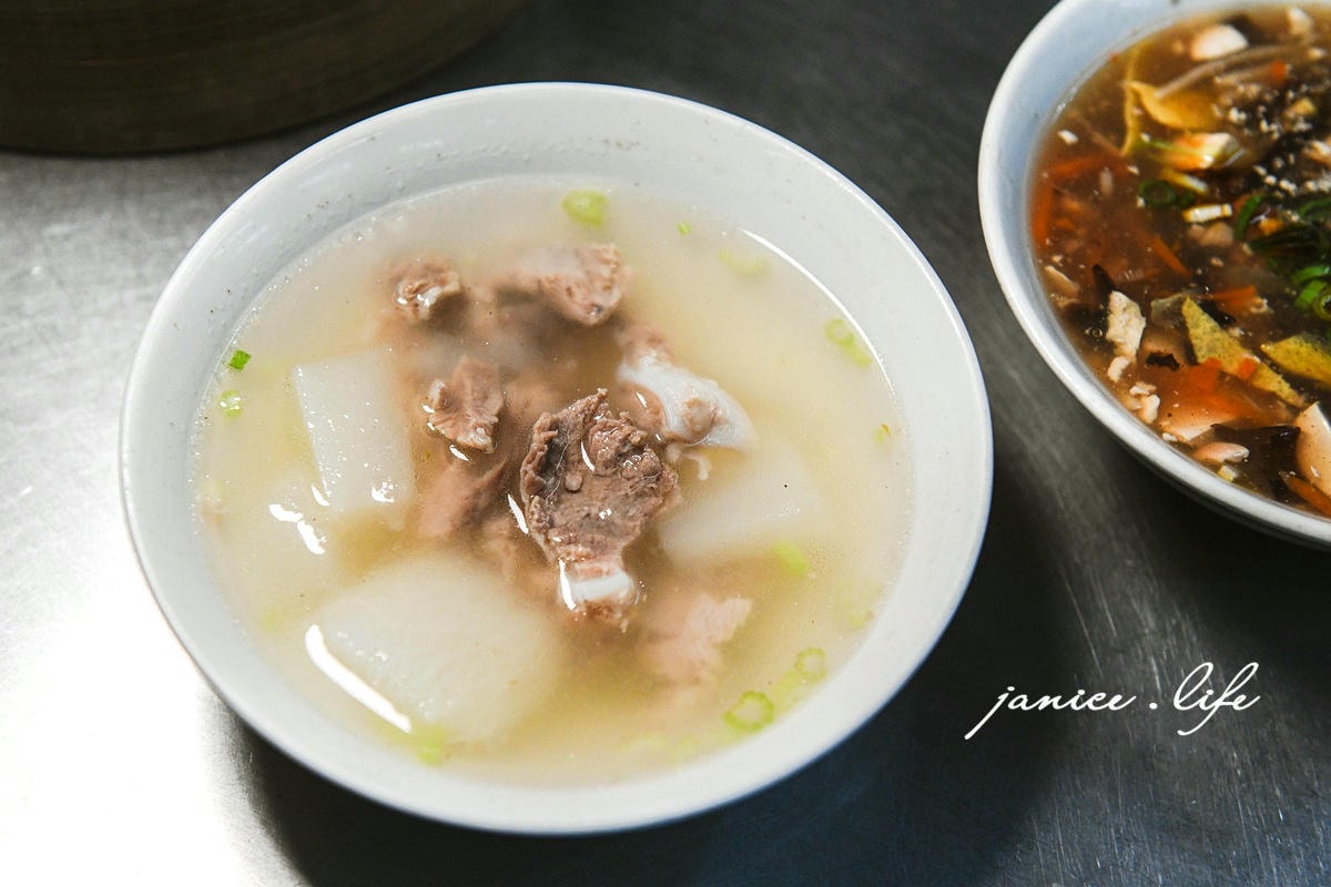 嘉義美食 豆豆小籠湯包蒸餃 嘉義鼎泰豐 小籠湯包 蒸餃 平價版鼎泰豐 豆豆小籠湯包蒸餃菜單 豆豆小籠湯包蒸餃營業時間 潔妮食旅生活 嘉義市東區芳安路229號