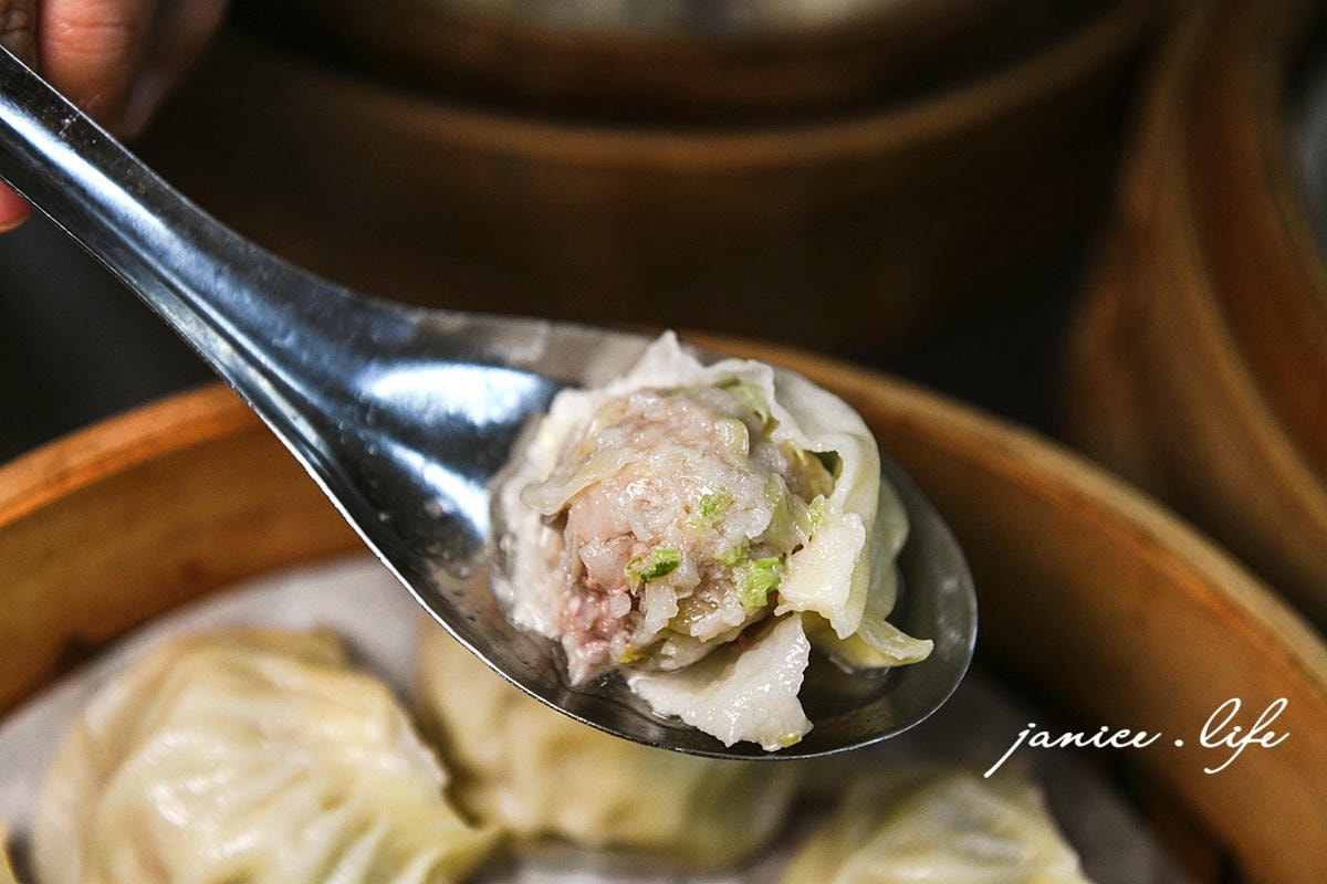 嘉義美食 豆豆小籠湯包蒸餃 嘉義鼎泰豐 小籠湯包 蒸餃 平價版鼎泰豐 豆豆小籠湯包蒸餃菜單 豆豆小籠湯包蒸餃營業時間 潔妮食旅生活 嘉義市東區芳安路229號