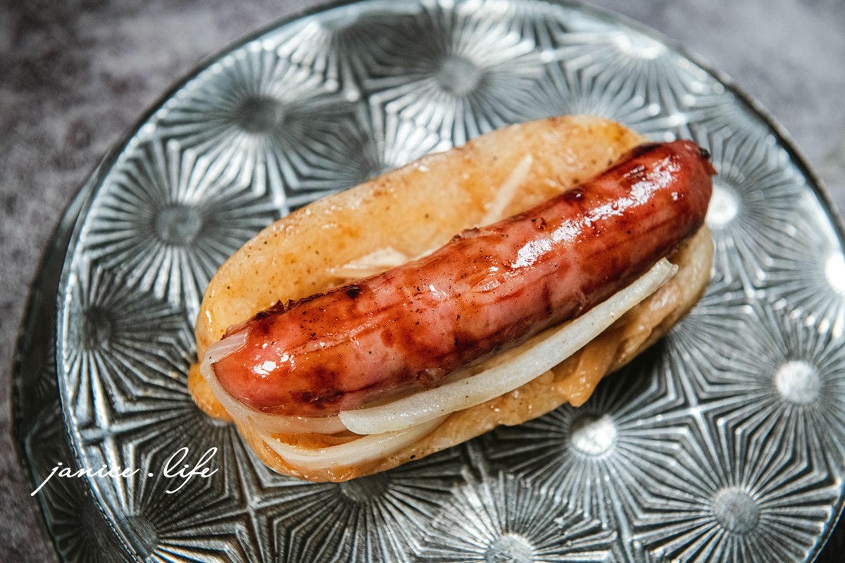 大溪排隊美食|大溪香腸哥|銀絲卷包碳烤香腸.還有鹹豬肉口味 - 第12張圖 大溪排隊美食 大溪香腸哥 大溪區員林路一段258巷8號利來福超市旁廣場第二間 麥當勞旁 大溪必吃美食 大溪小吃 大溪推薦美食 銀絲卷包香腸 大腸包香腸 大溪香腸哥菜單 大溪香腸哥停車 潔妮食旅生活 大溪香腸哥菜單 大溪香腸哥地址 大溪老街美食 大溪大腸包香腸