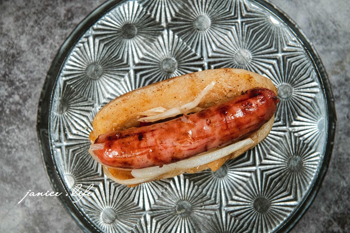 大溪排隊美食|大溪香腸哥|銀絲卷包碳烤香腸.還有鹹豬肉口味 - 第13張圖 大溪排隊美食 大溪香腸哥 大溪區員林路一段258巷8號利來福超市旁廣場第二間 麥當勞旁 大溪必吃美食 大溪小吃 大溪推薦美食 銀絲卷包香腸 大腸包香腸 大溪香腸哥菜單 大溪香腸哥停車 潔妮食旅生活 大溪香腸哥菜單 大溪香腸哥地址 大溪老街美食 大溪大腸包香腸
