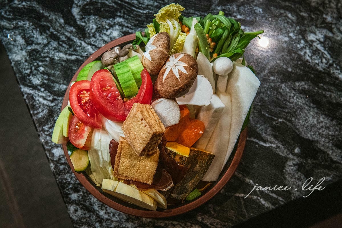 台北大安區美食餐廳推薦 台北火鍋推薦 二本松涮涮屋 台北市大安區瑞安街118號 二本松涮涮屋訂位 二本松涮涮屋菜單 潔妮食旅生活 台北約會餐廳推薦 松葉蟹 火鍋界PRADA 二本松涮涮屋 にほんまつ本館 