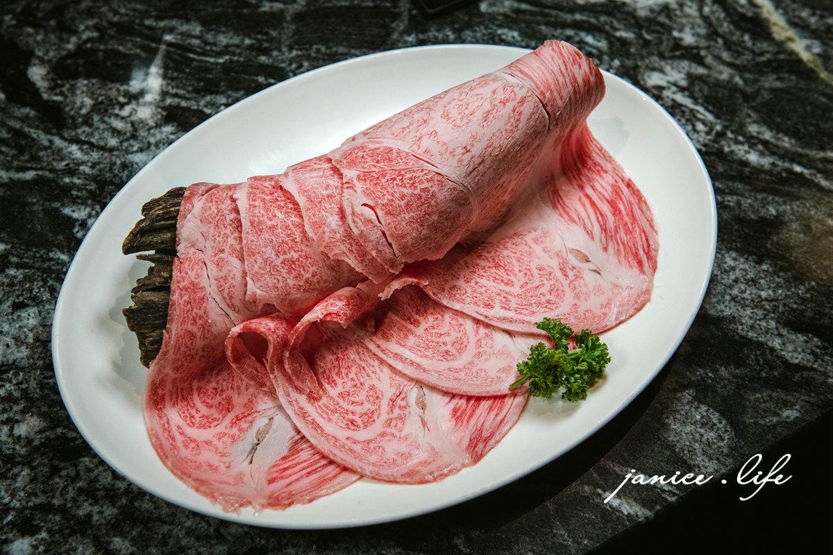 台北大安區美食餐廳推薦 台北火鍋推薦 二本松涮涮屋 台北市大安區瑞安街118號 二本松涮涮屋訂位 二本松涮涮屋菜單 潔妮食旅生活 台北約會餐廳推薦 松葉蟹 火鍋界PRADA 二本松涮涮屋 にほんまつ本館 