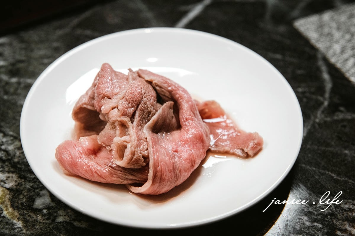台北大安區美食餐廳推薦 台北火鍋推薦 二本松涮涮屋 台北市大安區瑞安街118號 二本松涮涮屋訂位 二本松涮涮屋菜單 潔妮食旅生活 台北約會餐廳推薦 松葉蟹 火鍋界PRADA 二本松涮涮屋 にほんまつ本館 