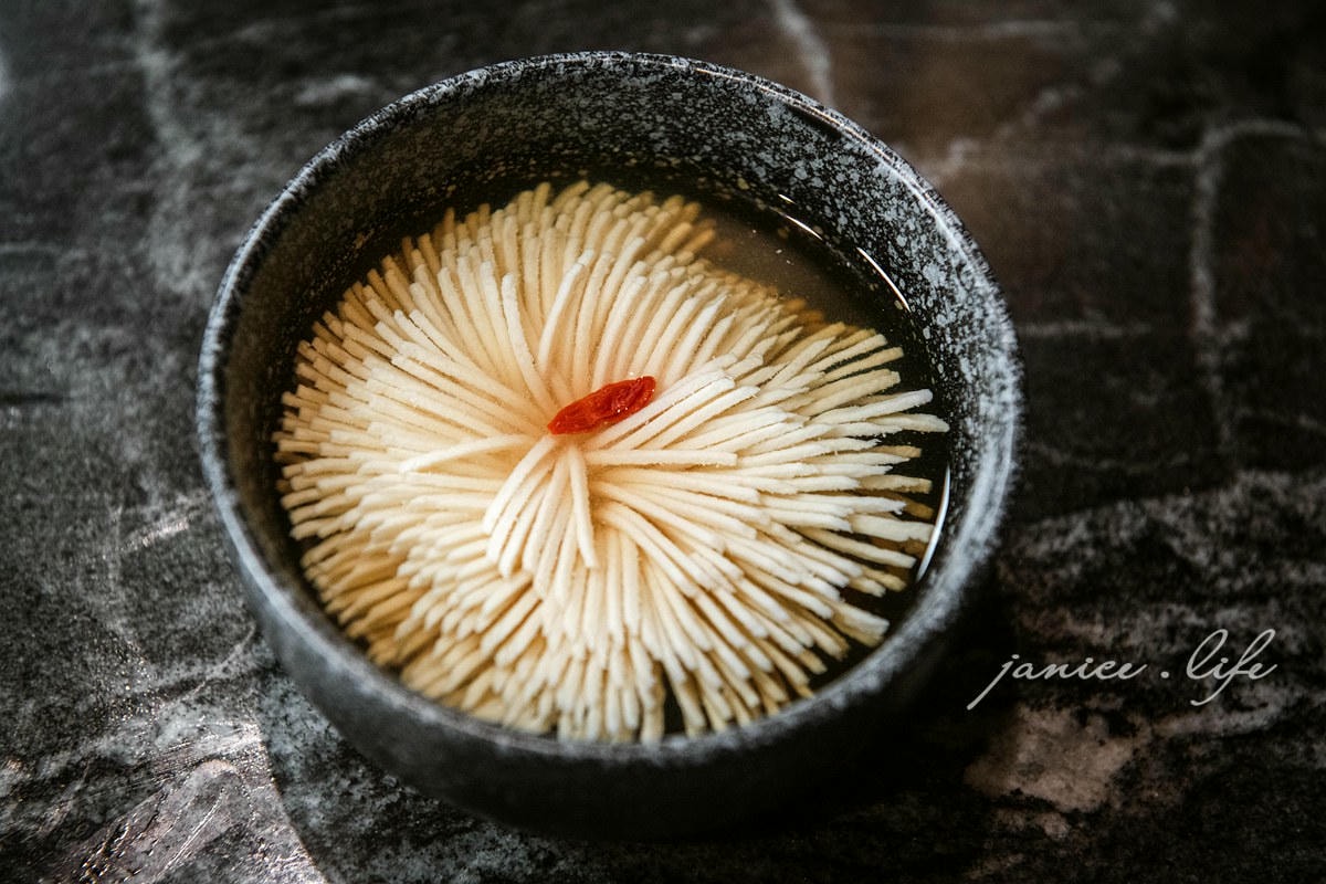 台北大安區美食餐廳推薦 台北火鍋推薦 二本松涮涮屋 台北市大安區瑞安街118號 二本松涮涮屋訂位 二本松涮涮屋菜單 潔妮食旅生活 台北約會餐廳推薦 松葉蟹 火鍋界PRADA 二本松涮涮屋 にほんまつ本館
