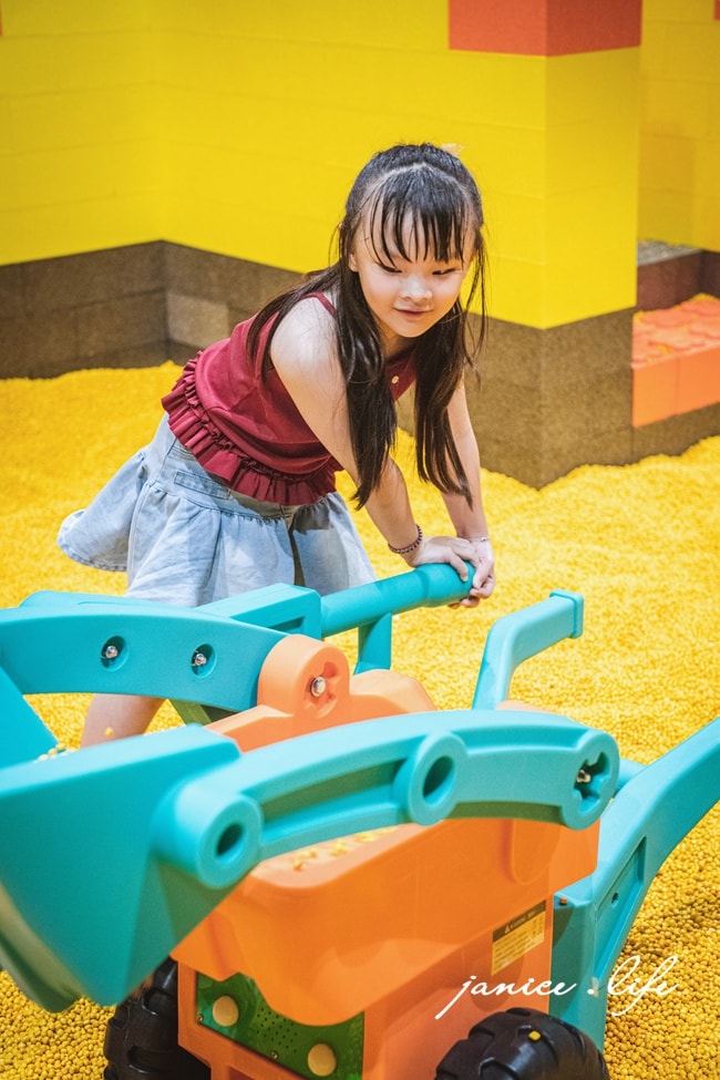 科教館樂園 史萊姆夜光派對 親子放電樂園 沉浸式樂園 小小建築師 2025暑假 2025暑假景點活動推薦 潔妮食旅生活 親子景點 親子旅遊 小小建築師門票 史萊姆夜光派對門票 親子育兒