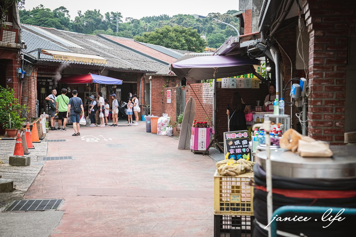 桃園龍潭景點 三坑老街 桃園龍潭旅遊 三坑老街停車 黑白洗 龍潭永福宮 榮興商店挫冰豆花 三坑老街無名蘿蔔糕 阿水師手作麻糬 三坑老街稻田 潔妮食旅生活 親子景點 親子旅遊 桃園市龍潭區三坑老街45號 