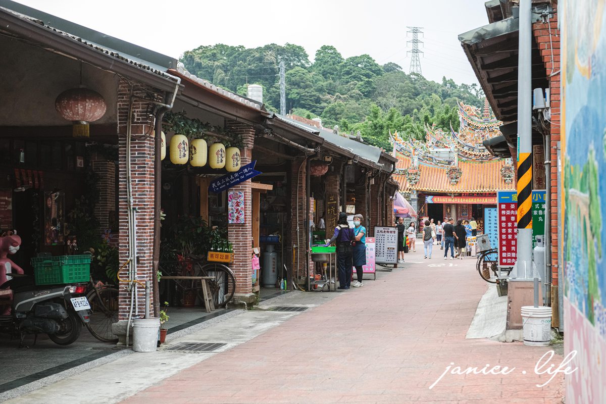桃園龍潭景點 三坑老街 桃園龍潭旅遊 三坑老街停車 黑白洗 龍潭永福宮 榮興商店挫冰豆花 三坑老街無名蘿蔔糕 阿水師手作麻糬 三坑老街稻田 潔妮食旅生活 親子景點 親子旅遊 桃園市龍潭區三坑老街45號 