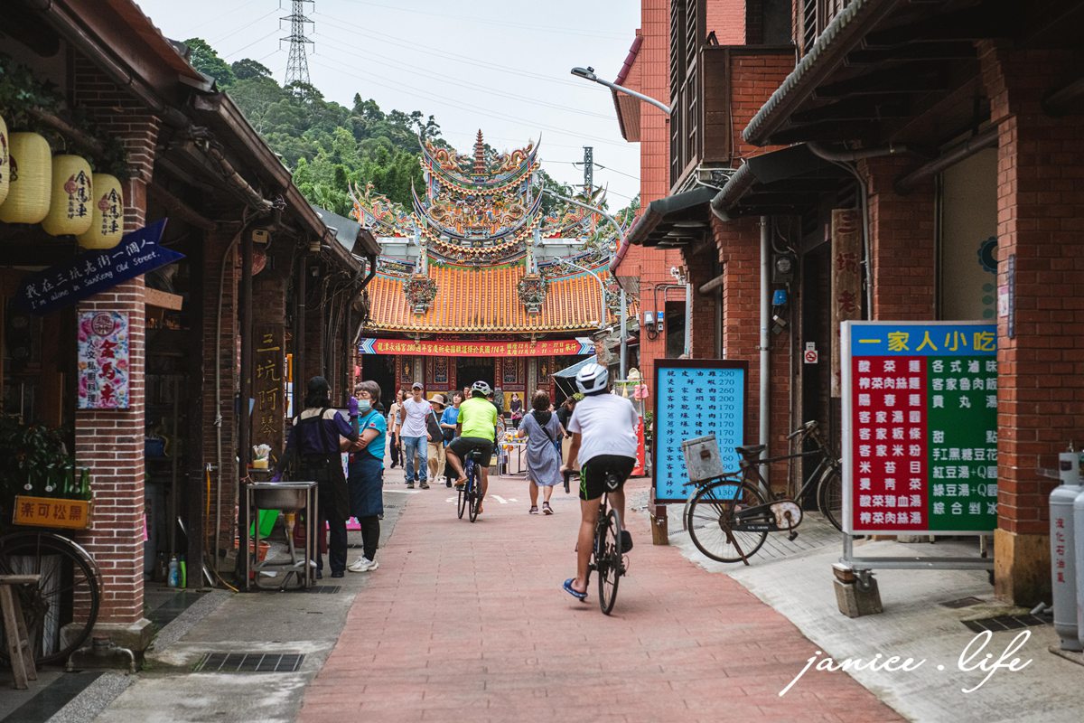 桃園龍潭景點|三坑老街|龍潭第一街|客家美食.榮興商店挫冰豆花.無名蘿蔔糕.手工麻糬 - 第13張圖 桃園龍潭景點 三坑老街 桃園龍潭旅遊 三坑老街停車 黑白洗 龍潭永福宮 榮興商店挫冰豆花 三坑老街無名蘿蔔糕 阿水師手作麻糬 三坑老街稻田 潔妮食旅生活 親子景點 親子旅遊 桃園市龍潭區三坑老街45號