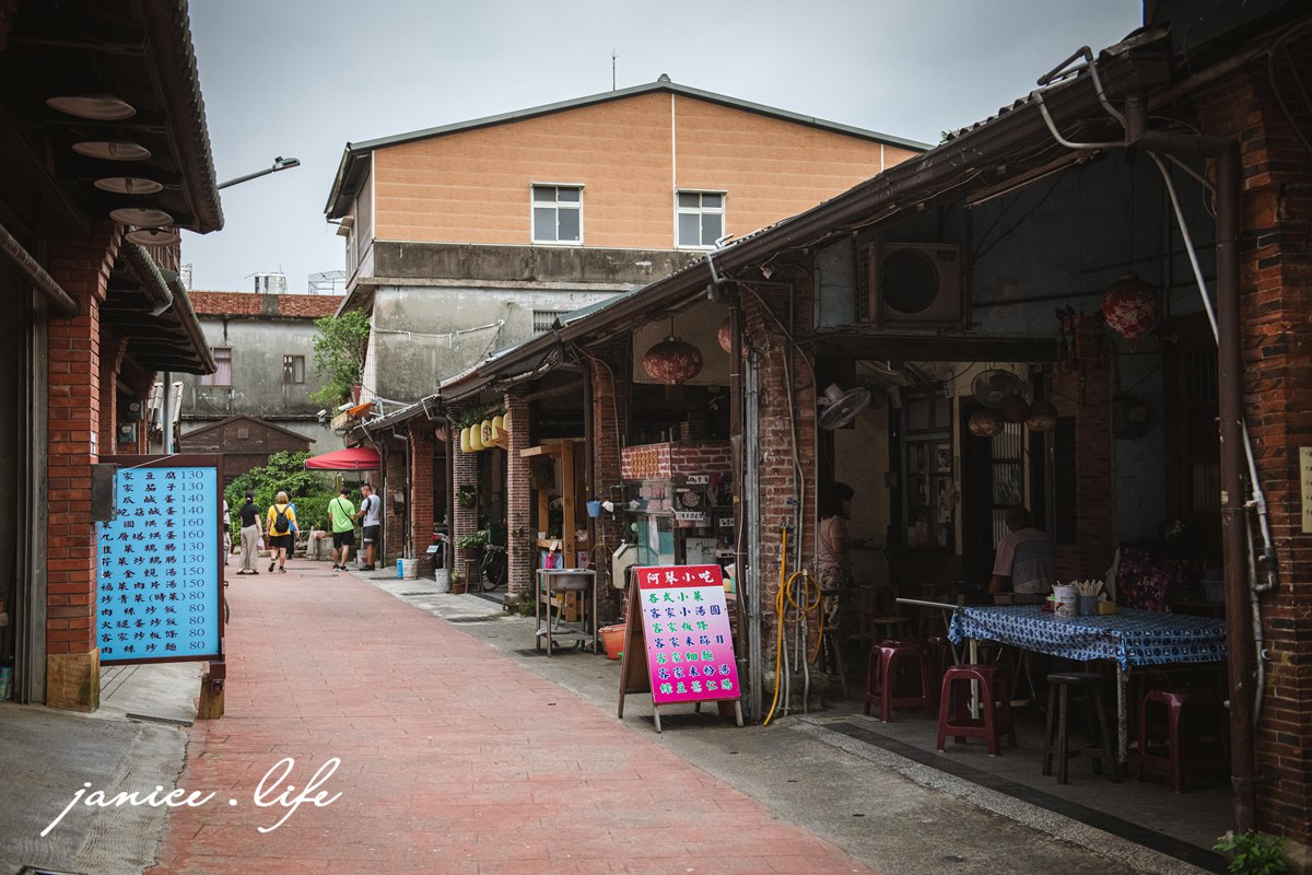 桃園龍潭景點|三坑老街|龍潭第一街|客家美食.榮興商店挫冰豆花.無名蘿蔔糕.手工麻糬 - 第16張圖 桃園龍潭景點 三坑老街 桃園龍潭旅遊 三坑老街停車 黑白洗 龍潭永福宮 榮興商店挫冰豆花 三坑老街無名蘿蔔糕 阿水師手作麻糬 三坑老街稻田 潔妮食旅生活 親子景點 親子旅遊 桃園市龍潭區三坑老街45號