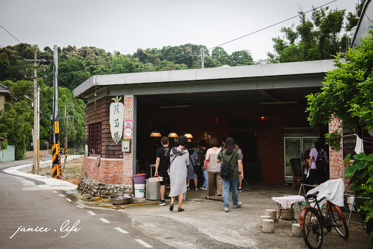 桃園龍潭景點 三坑老街 桃園龍潭旅遊 三坑老街停車 黑白洗 龍潭永福宮 榮興商店挫冰豆花 三坑老街無名蘿蔔糕 阿水師手作麻糬 三坑老街稻田 潔妮食旅生活 親子景點 親子旅遊 桃園市龍潭區三坑老街45號 