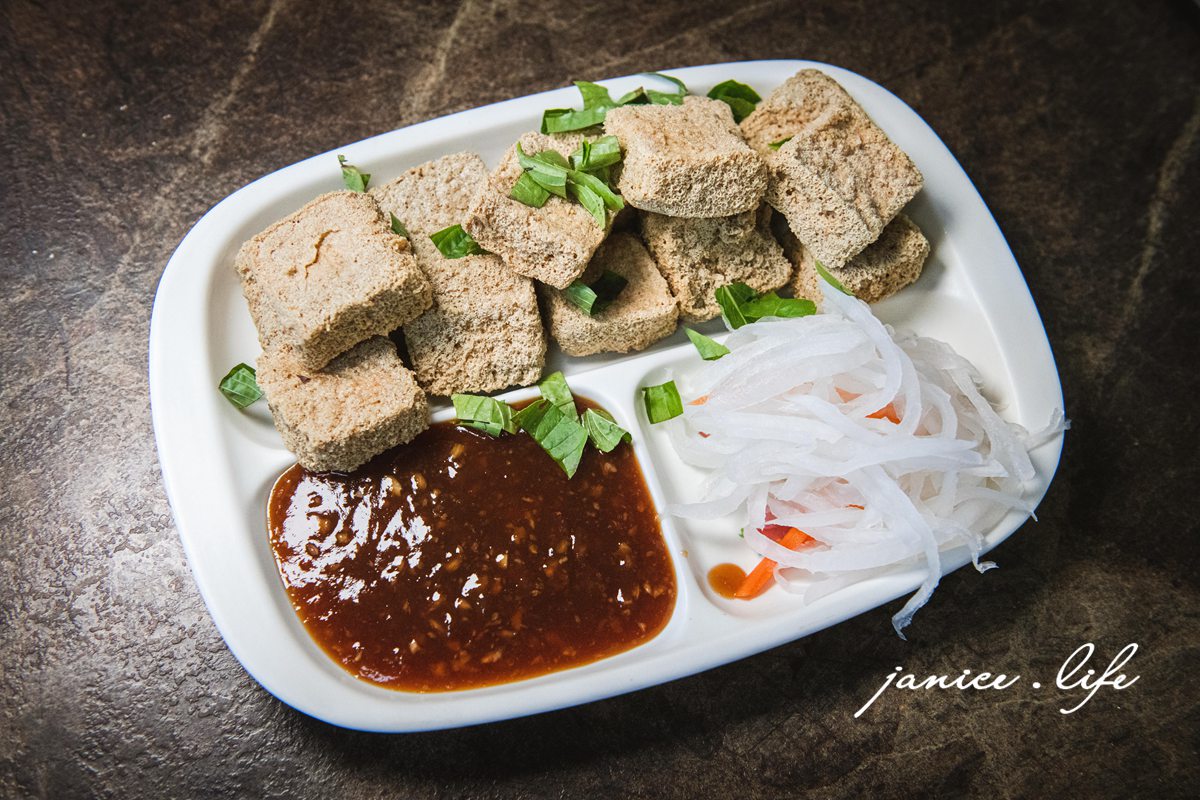 台東美食 台東小吃 台東在地人推薦必吃 曾記脆皮臭豆腐 台東蚵仔煎 台東臭豆腐 台東縣台東市精誠路197號 台東豬血湯 潔妮食旅生活