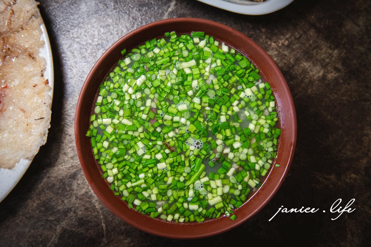 台東美食 台東小吃 台東在地人推薦必吃 曾記脆皮臭豆腐 台東蚵仔煎 台東臭豆腐 台東縣台東市精誠路197號 台東豬血湯 潔妮食旅生活