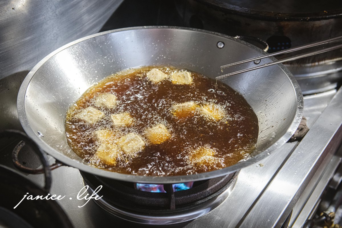 台東美食 台東小吃 台東在地人推薦必吃 曾記脆皮臭豆腐 台東蚵仔煎 台東臭豆腐 台東縣台東市精誠路197號 台東豬血湯 潔妮食旅生活
