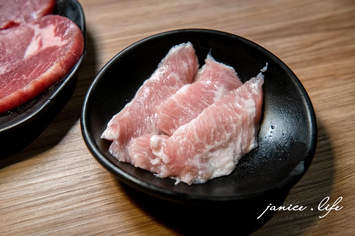 赤富士日式燒肉鍋物桃園店 桃園燒肉吃到飽 桃園火鍋吃到飽 桃園吃到飽推薦 赤富士日式燒肉鍋物桃園店菜單 赤富士日式燒肉鍋物桃園店停車 赤富士日式燒肉鍋物價位 赤富士日式燒肉鍋物生日優惠 潔妮食旅生活 桃園美食 桃園市桃園區復興路190號2樓 akafuji