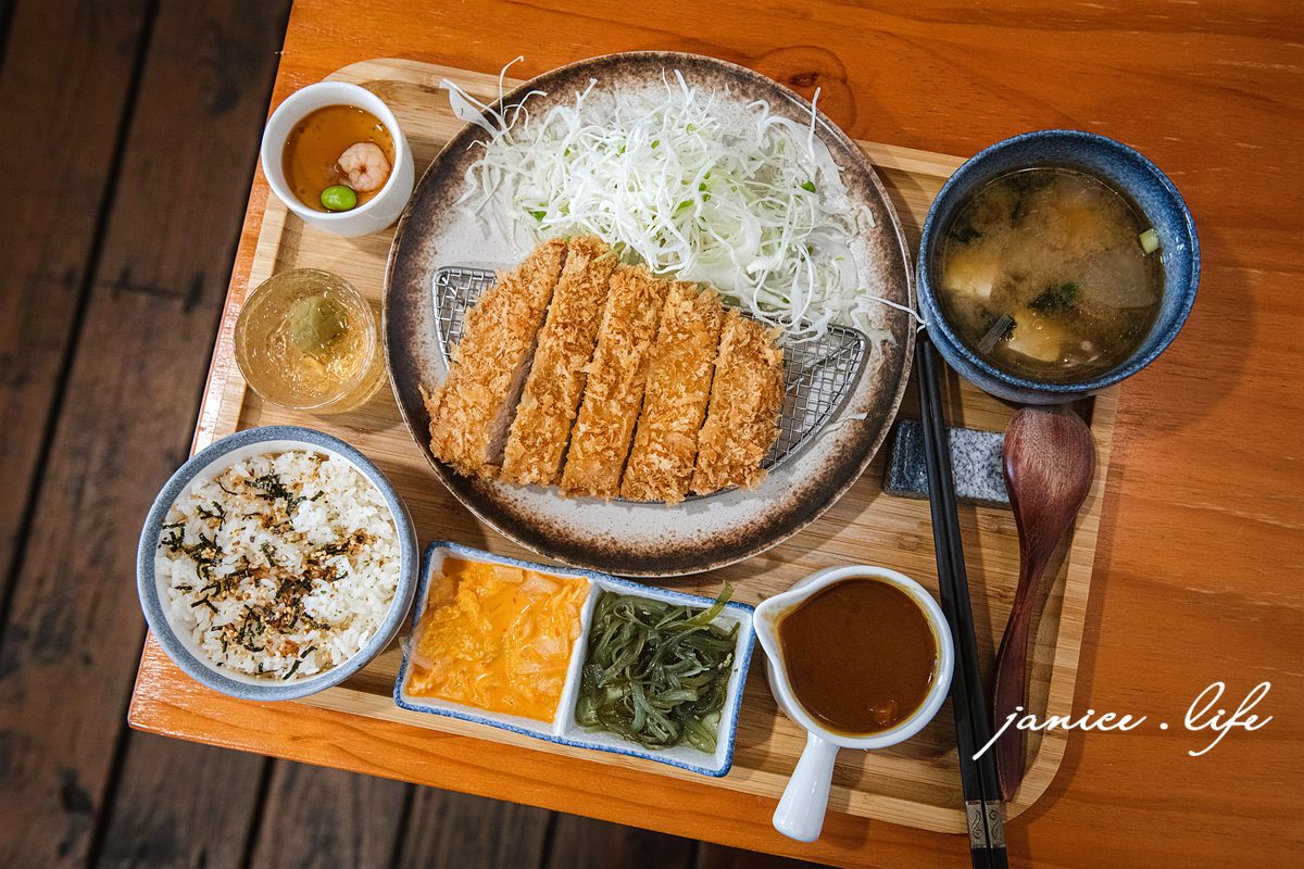 咖哩厚切豚排定食，358元
